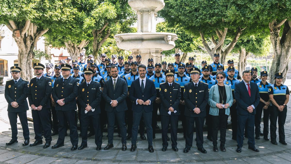 Los nuevos agentes posan con mandos policiales y con representantes del Ayuntamiento.