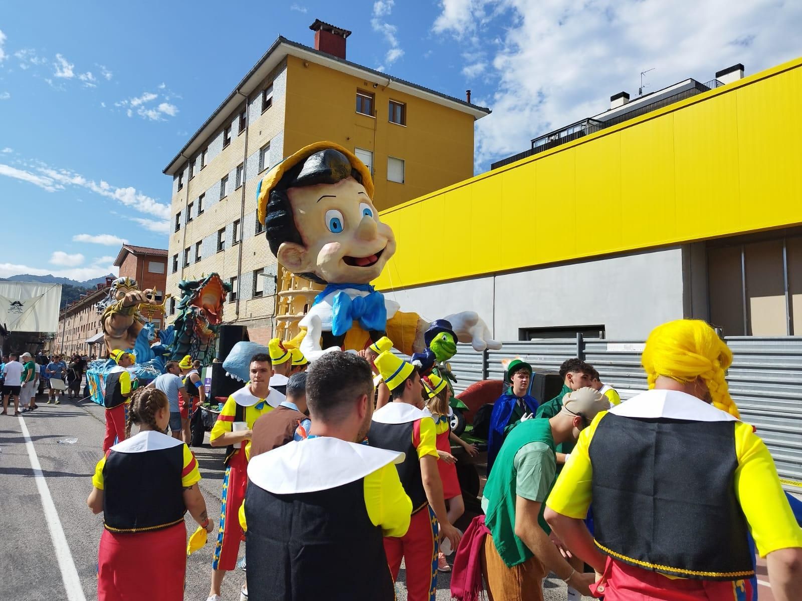 Así están siendo el Descenso Folklórico del Nalón, con 7.000 navegantes