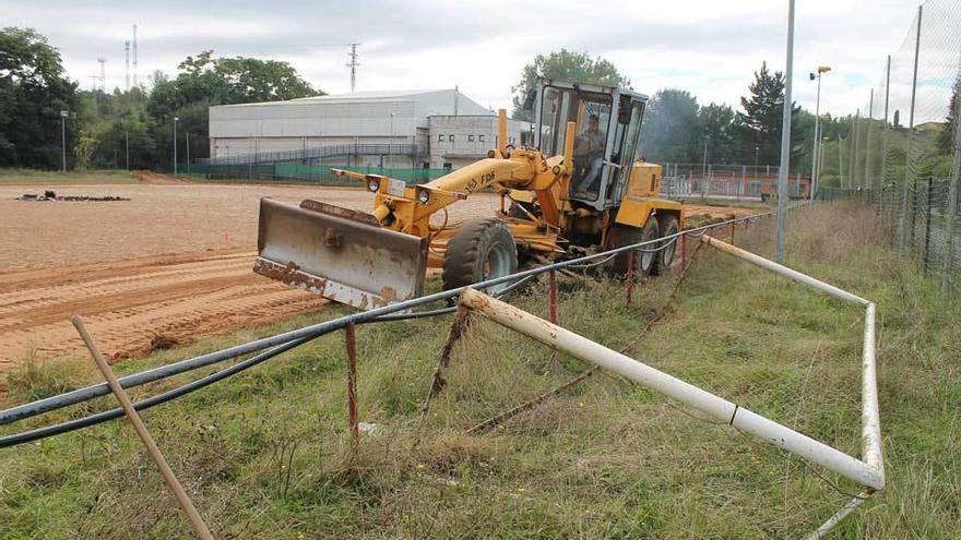 Una máquina, trabajando ayer en el campo de arena de Noreña.