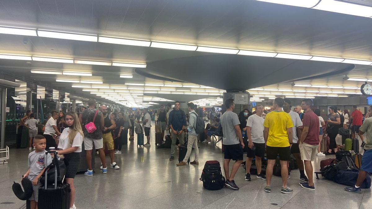 Passatgers esperant un tren de la línia d'alta velocitat a l'estació d'Atocha el dilluns 8 d'agost