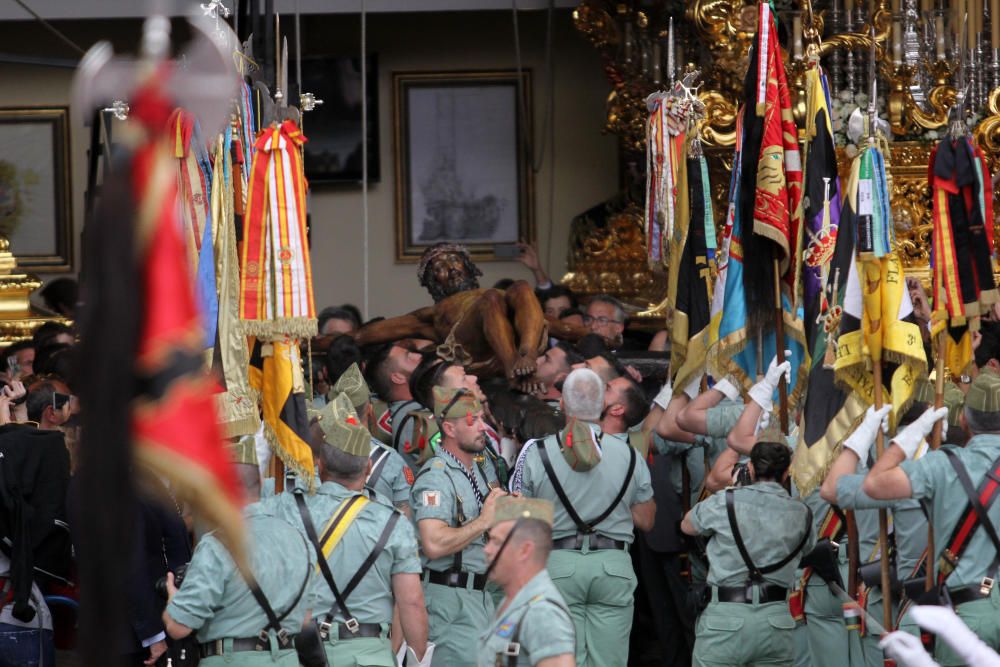 Traslado del Cristo de la Buena Muerte a cargo de la Legión.