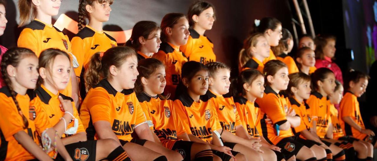 Niñas que conforman los dos equipos de fútbol femenino y el primer equipo del Torrent CF, que milita en la Tercera División. | TCF