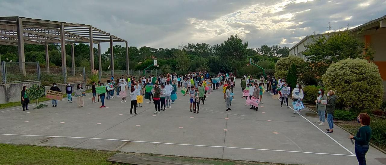 Un momento de la “huelga mundial por el clima”, en el IES As Bizocas.