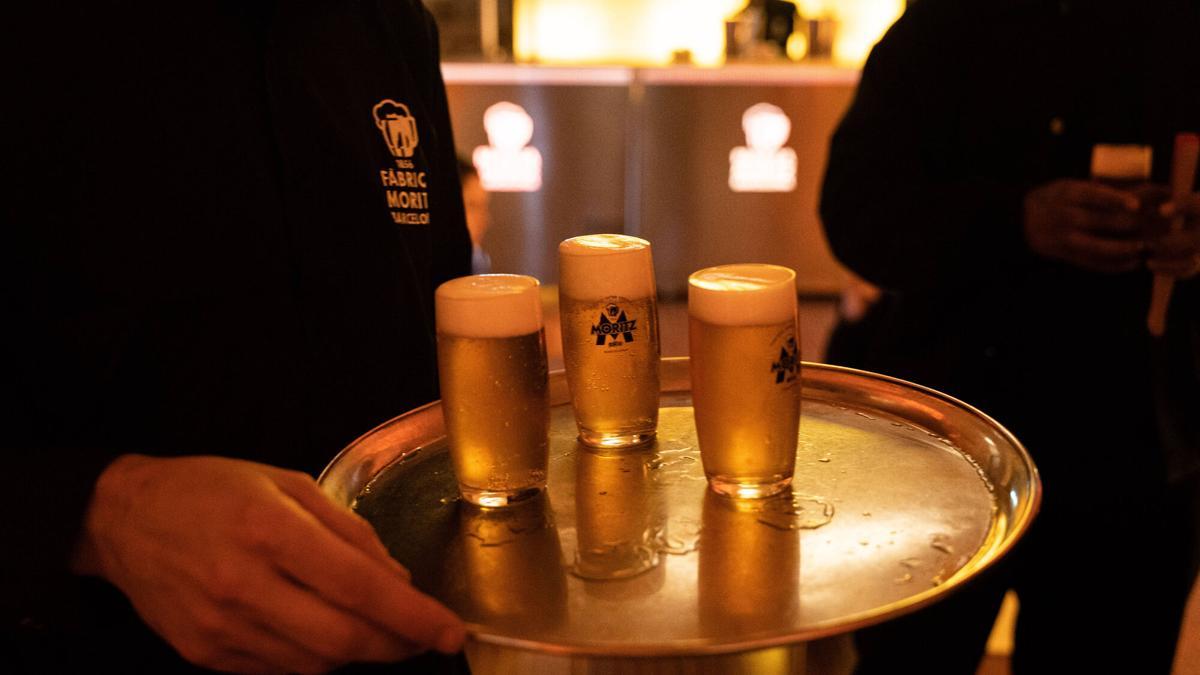 Varias cervezas en la mesa de un bar.