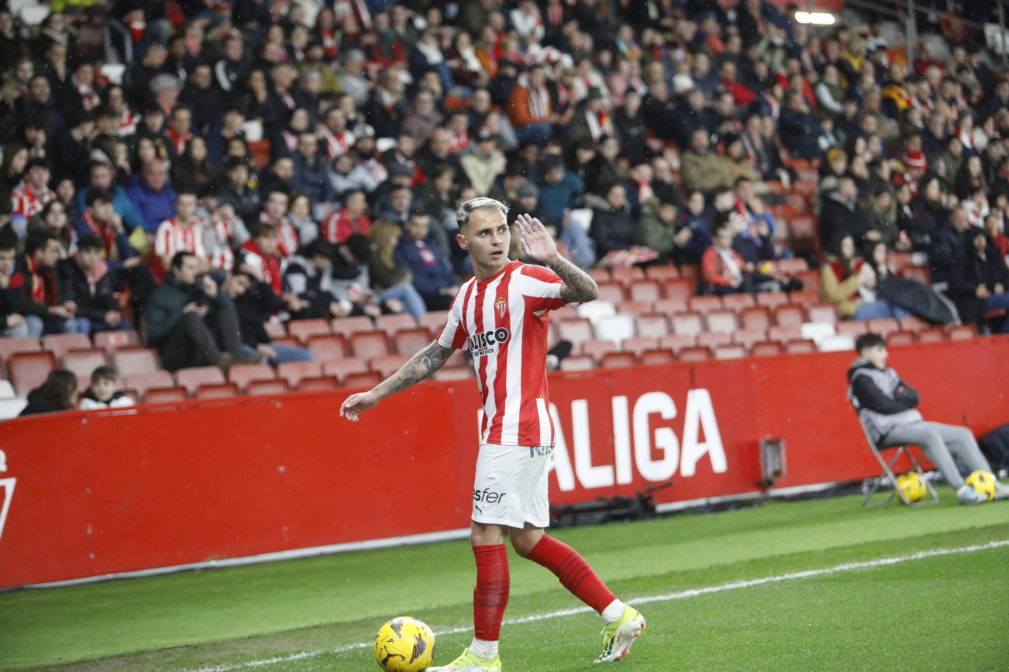 EN IMÁGENES: Partido y ambiente del Sporting-Albacete en El Molinón