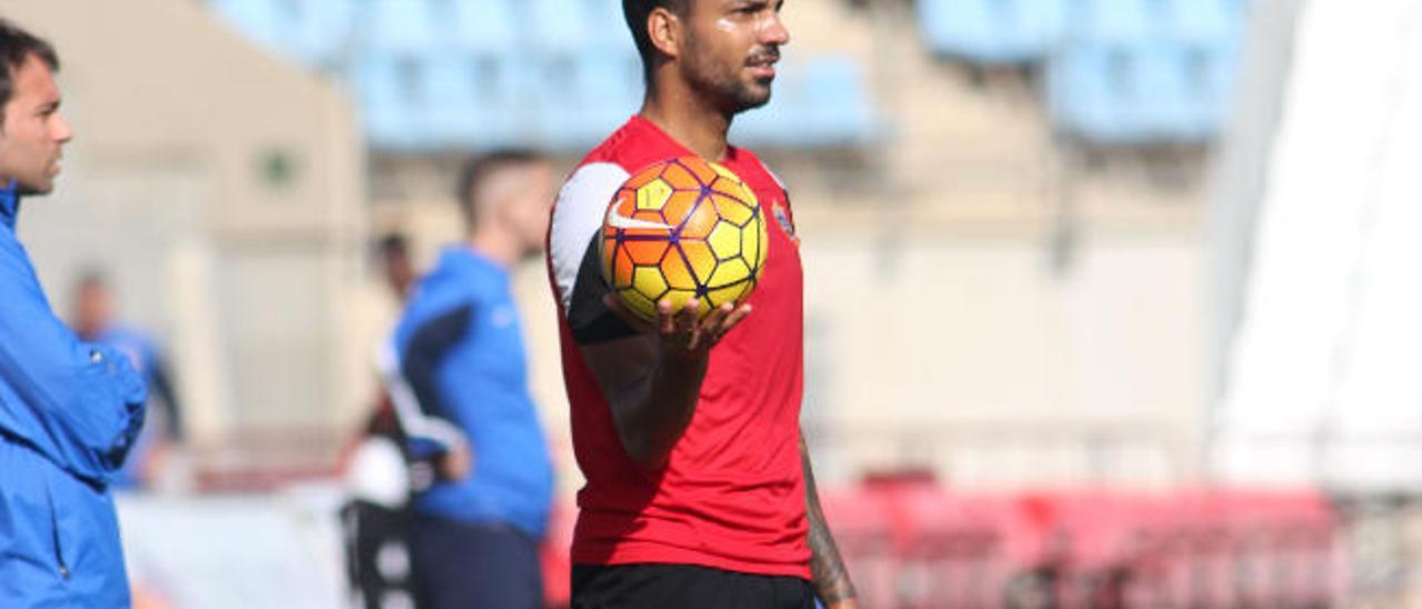 Michel Macedo, lateral derecho del Almería, durante un entrenamiento de esta temporada con su equipo en el Estadio de los Juegos Mediterráneos.