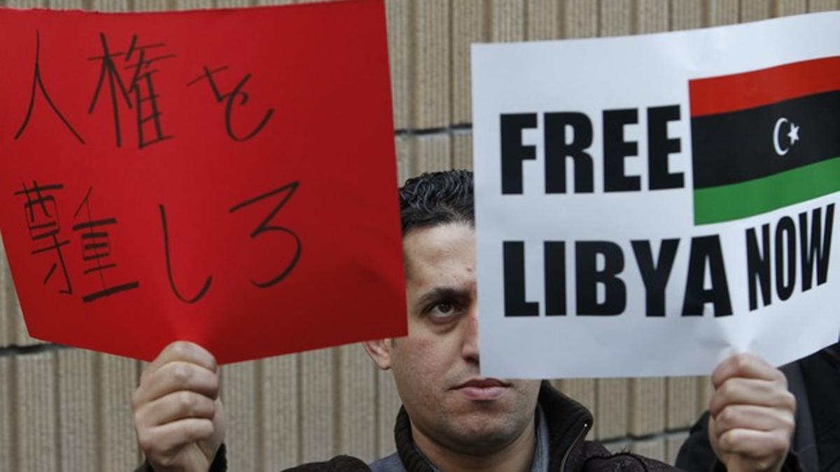 Un manifestante, durante una protesta contra Muamar el Gadafi, este miércoles, a las puertas de la Embajada de Libia en Tokio.