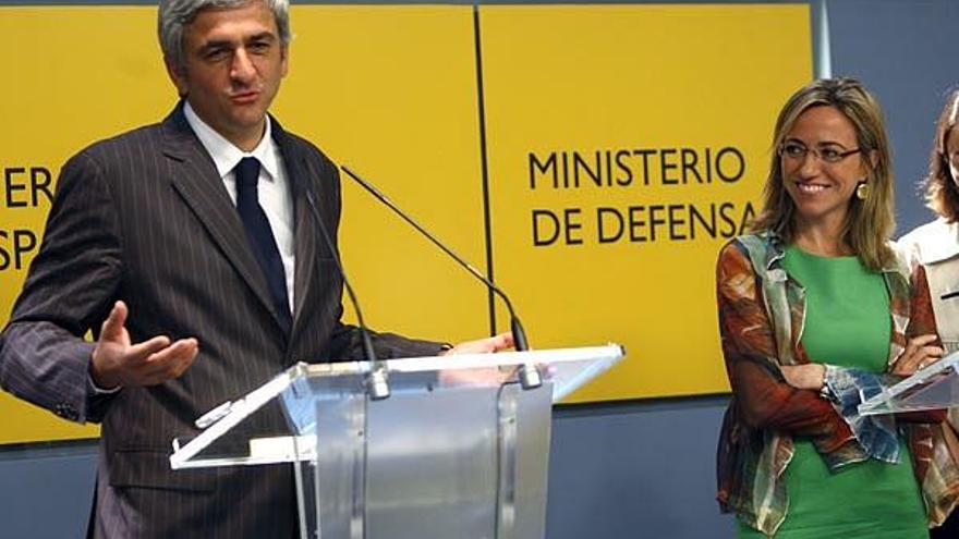 La ministra de Defensa, Carme Chacón (d), escucha a su homólogo francés, Hervé Morin (i), en una rueda de prensa conjunta tras la reunión mantenida en Madrid, en la que han debatido cómo acelerar el despliegue naval contra la piratería en el Cuerno de África, entre otros asuntos.