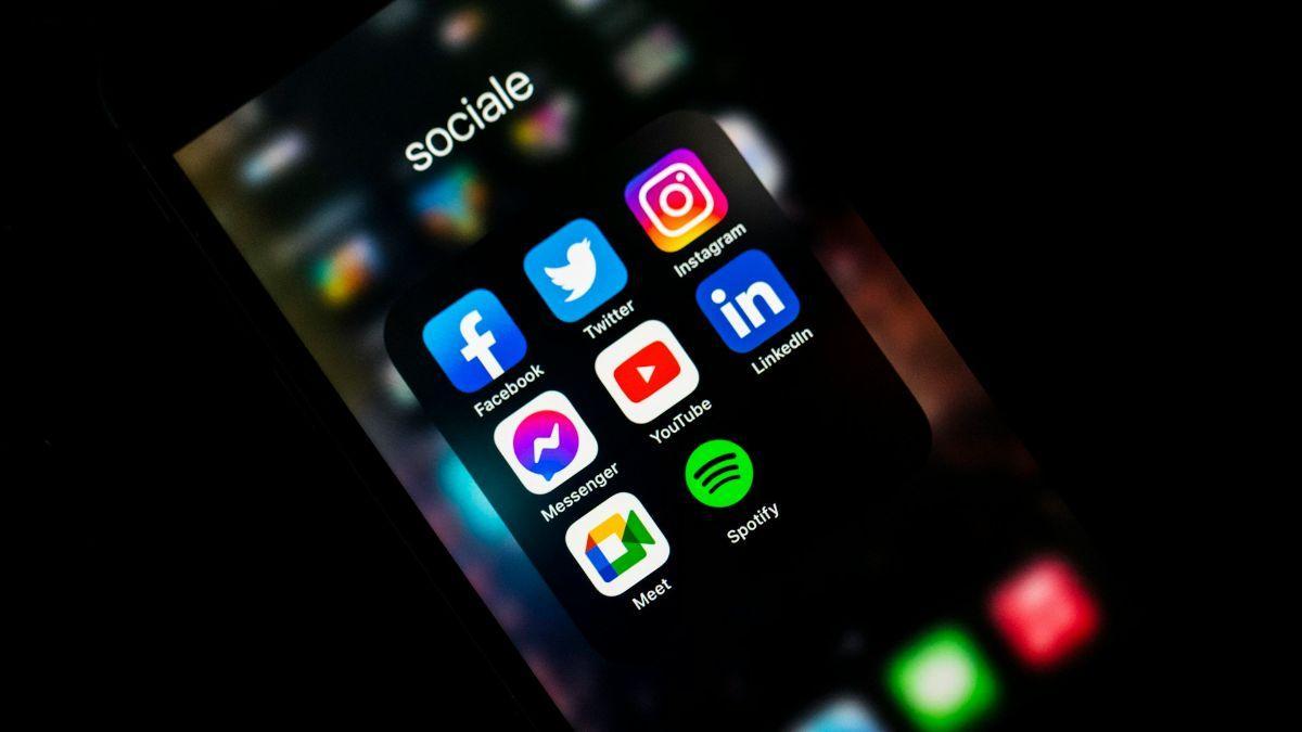 Cuando la inteligencia artificial y las redes sociales sustituyen a los amigos: el riesgo oculto para los adolescentes.