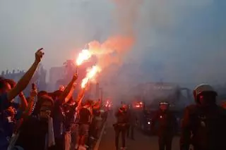 Una histórica marea azul acompaña a los jugadores del Real Oviedo hasta el Carlos Tartiere: "Volveremos"