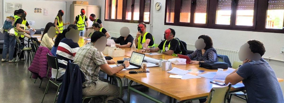 Los docentes en huelga han realizado la sesión de evaluación de segundo de bachillerato esposados.
