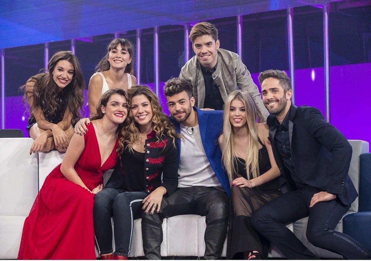 Amaia con vestido de la firma Poco Loka junto a sus compañeros y al presentador Roberto Leal