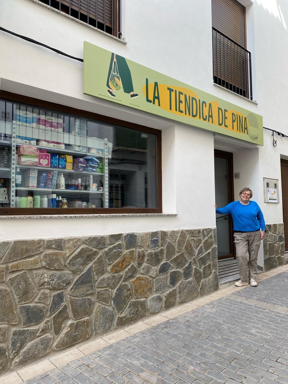 Mayte Oviedo, ante la puerta de la tienda que abrirá este miércoles, 21 de febrero, en Pina de Montalgrao.