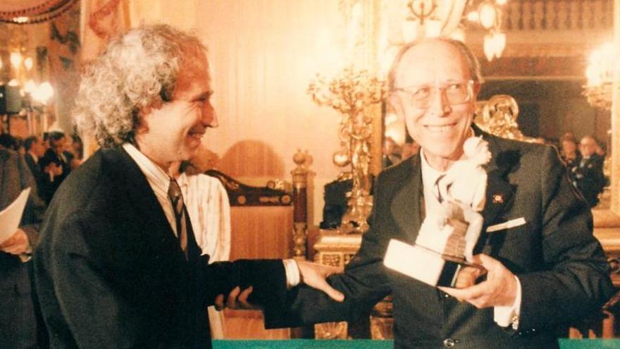 Alberto Sols recogiendo en 1988 el Premio Importante del diario INFORMACIÓN de manos del dirigente socialista Ciprià Ciscar