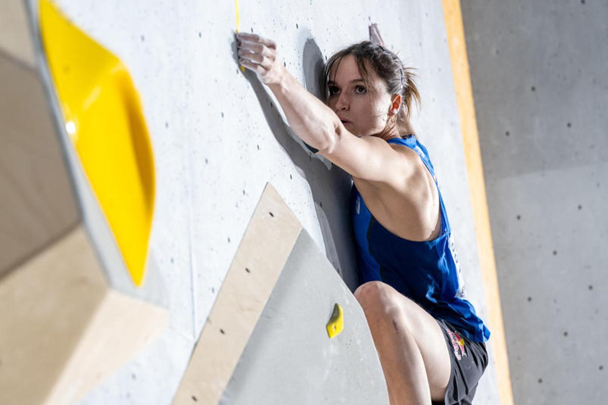 Oriane Bertone durante una prueba de búlder en competición internacional