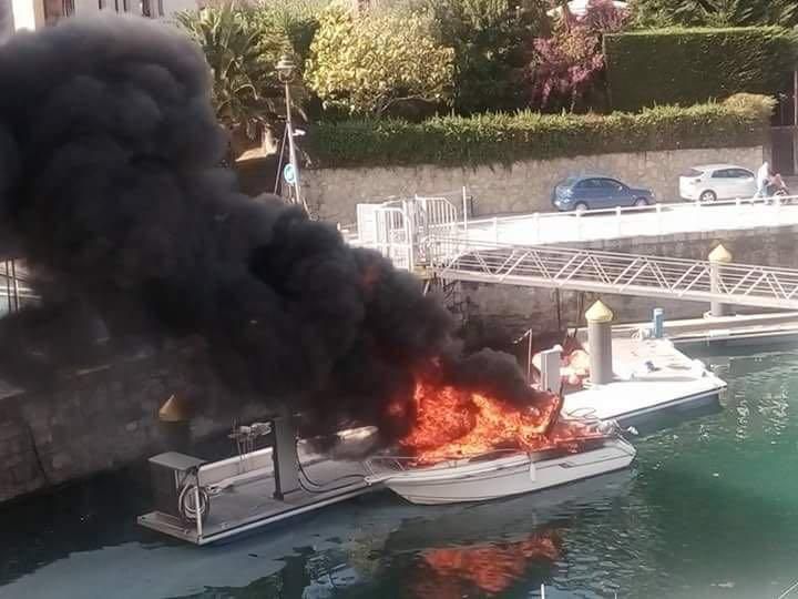 Dos heridos al explotar una lancha en el puerto de Llanes