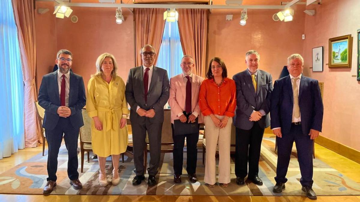 Participantes en la firma del acuerdo sobre buenas prácticas para facilitar modelos de certificados de defunción al 061 Aragón.