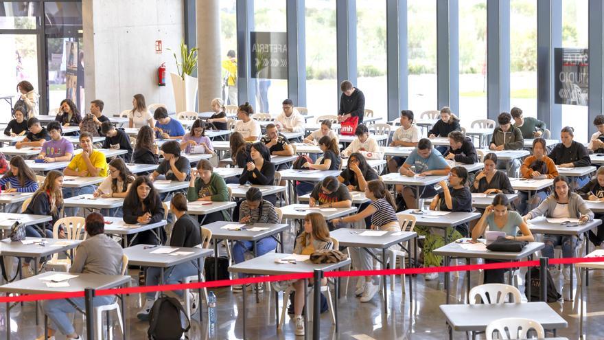 456 estudiantes de seis municipios de la Vega Baja realizan las pruebas de la EBAU en el Auditorio Internacional de Torrevieja