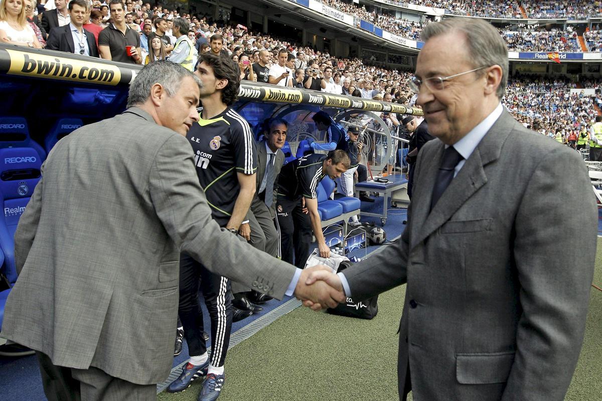Florentino Pérez, presidente del Real Madrid, saluda a José Mourinho, futuro técnico retornado del club, en 2011.