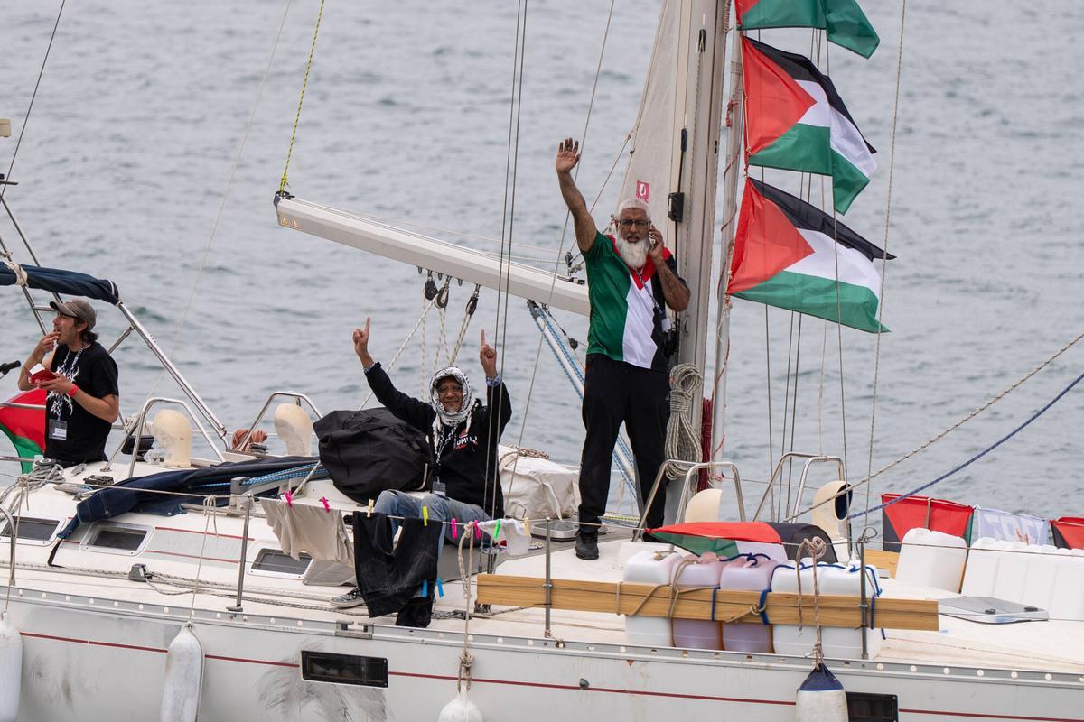 La nueva Flotilla realiza una salida simbólica desde el puerto de Barcelona, ya que su partida a Gaza se ha aplazado por las condiciones meteorológicas.