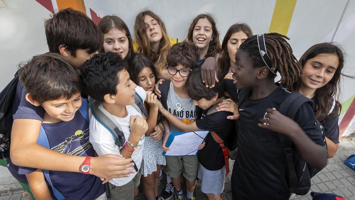 Barcelona  19/06/2023 Gabriel Cáceres (en el centro de la imagen con gafas), un alumno de sexto de primaria de la Escola la Llacuna del Poblenou, con NEE necesidades educativas especiales le han asignado un instituto no adscrito y alejado de su entorno. Los compañeros y compañeras de clase han escrito una carta al Consorci d’Educació para que su amigo se quede en un instituto de referencia.  Foto de Ferran Nadeu