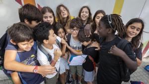 El pequeño Gabriel, arropado por sus compañeros de clase, este lunes frente al colegio La Llacuna del Poblenou, en Barcelona.