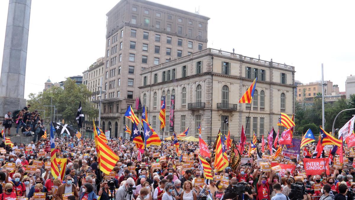 Els participants a l&#039;arribada a la plaça Cinc d&#039;Oros de Barcelona