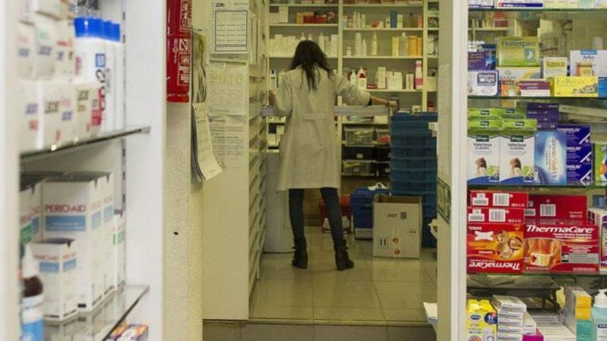 Imagen del interior de una farmacia de las islas. | B.RAMON