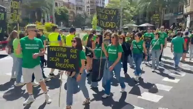 Marchas hacia el IES Jorge Juan para comenzar la manifestación por la educación pública