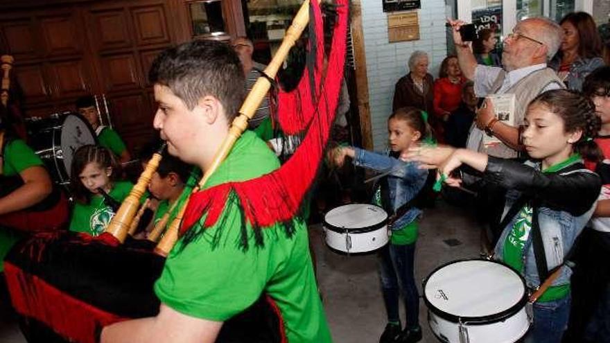 La banda &quot;Magüeta de Xixón&quot;, durante el concierto en los soportales ayer.