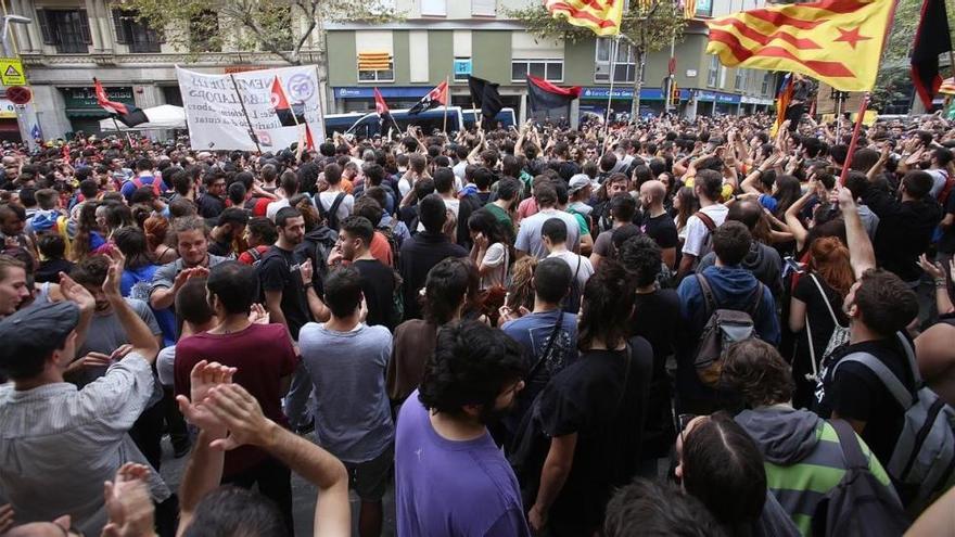 Unas 2.000 personas protestan ante la sede del PP catalán