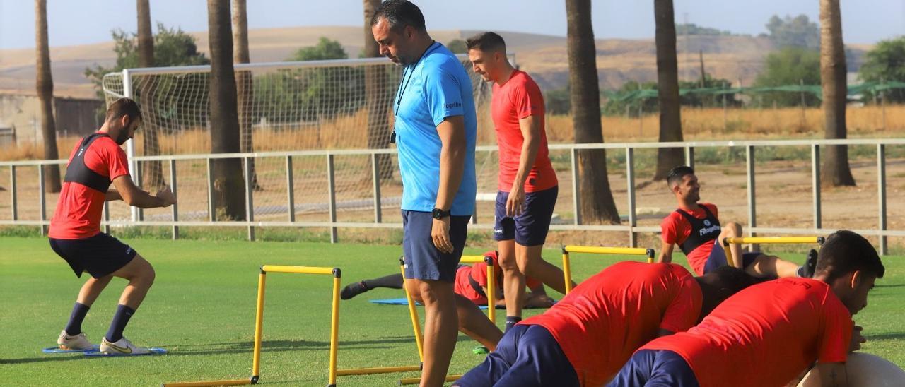 Germán Crespo sigue de cerca el calentamiento de sus pupilos en la Ciudad Deportiva.