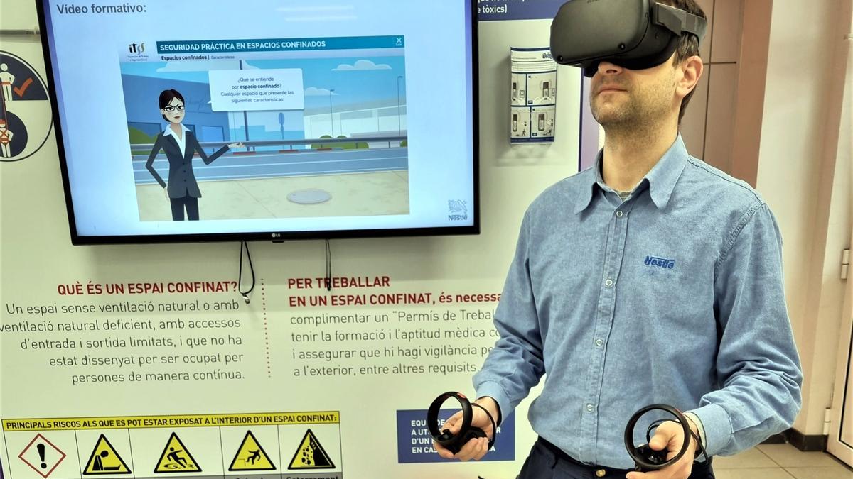 Un treballador de la fàbrica de cafè que Nestlé té a Girona provant el nou sistema de realitat virtual i tecnologia immersiva en 3D per prevenir accidents