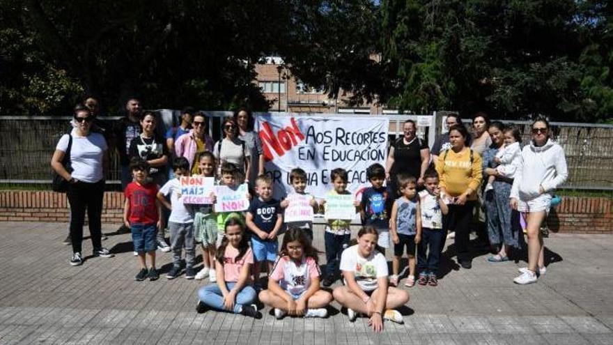 Buena parte de las familias afectadas ayer por la tarde ante el centro educativo.   // GUSTAVO SANTOS