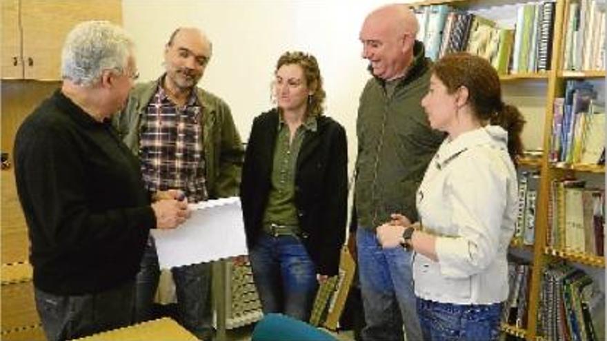 Per l&#039;esquerra, Josep Maria Clarà, president de la fundació; Josep Maria Serarols, Marta Santias i Lluís Lozano, patrons de l&#039;entitat; Maite López, treballadora social, ahir a l&#039;escola d&#039;educació especial de Berga