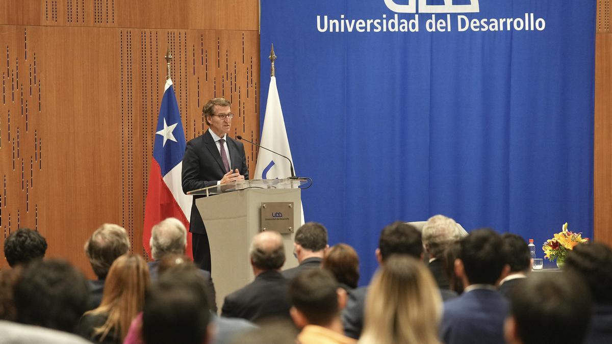 Alberto Núñez Feijóo interviene durante la conferencia de la Universidad del Desarrollo en Santiago de Chile.