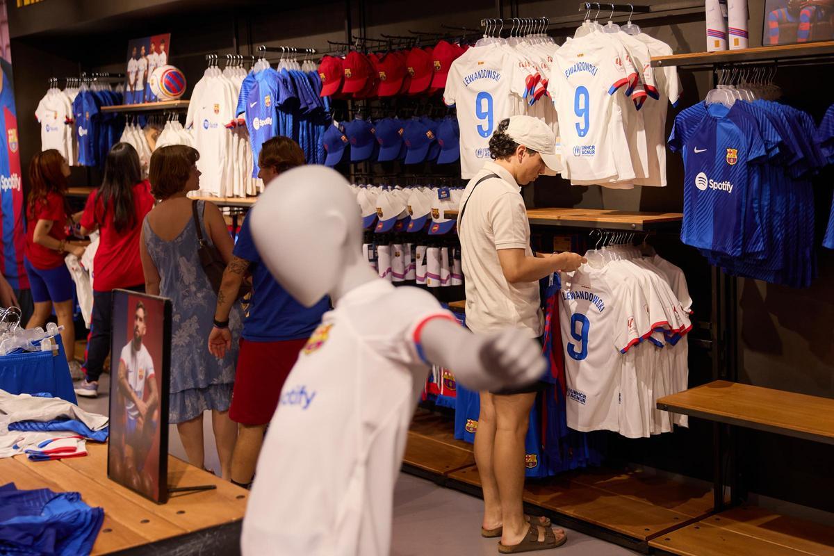 ¡Locura por la nueva camiseta blanca del Barça!