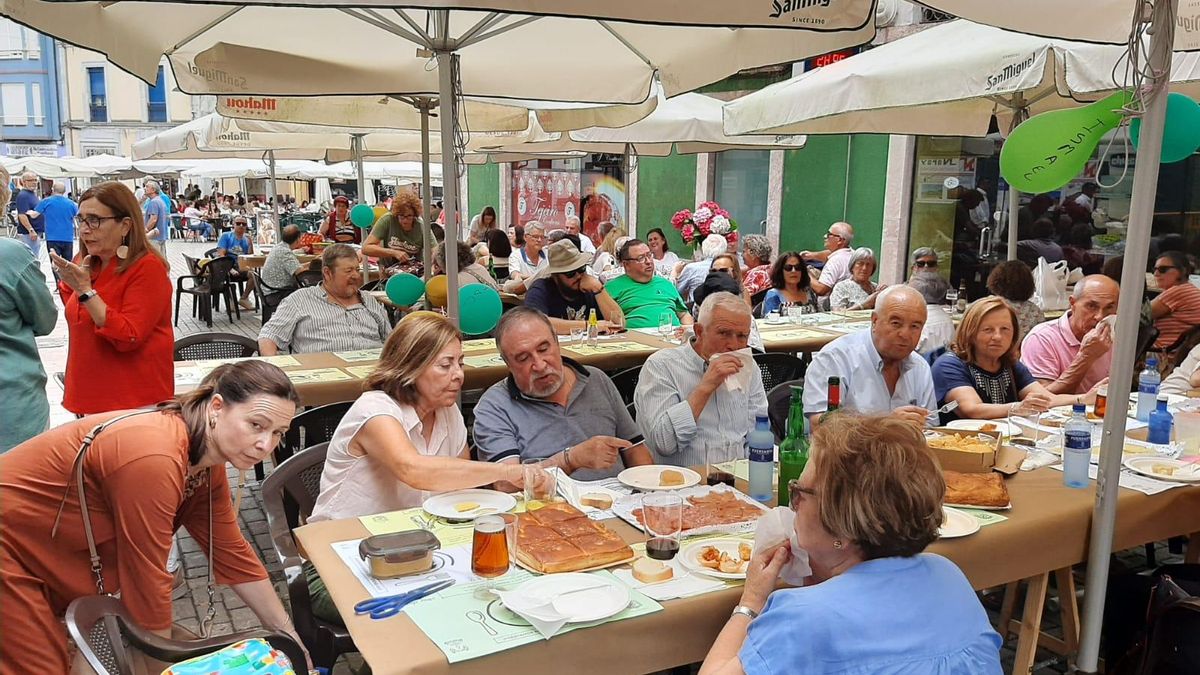 Miles de personas toman la calle en Grado: una comida multitudinaria da paso al verano en la capital moscona