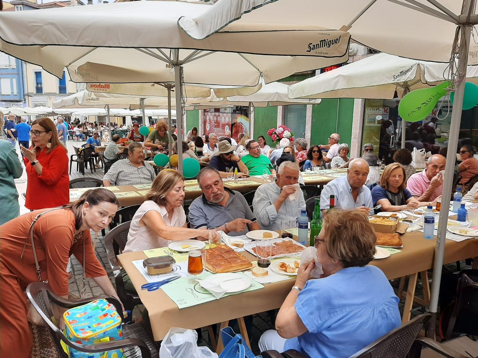 Miles de personas toman la calle en Grado: una comida multitudinaria da paso al verano en la capital moscona