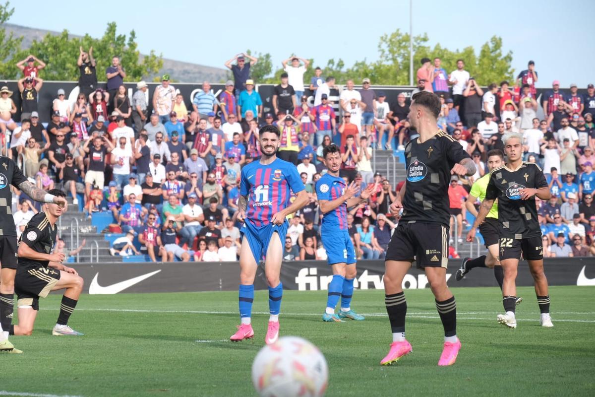 Imagen del duelo entre Eldense y Celta B