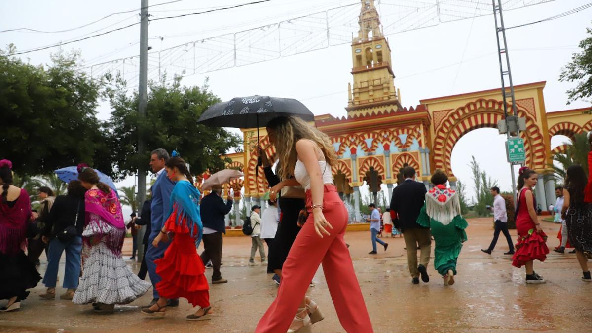 Lluvia durante la feria de Córdoba este sábado.