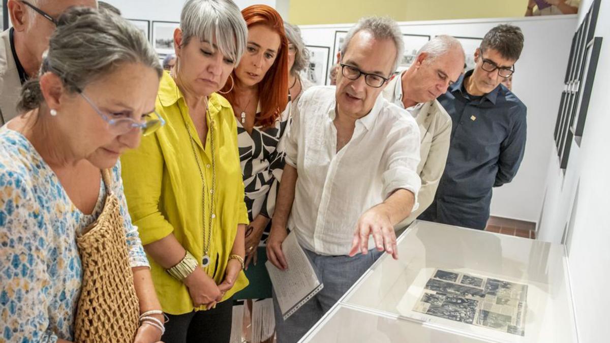 La consellera, Lourdes Ciuró, visitant l’exposició. | JOSEP RIBAS FALGUÉS