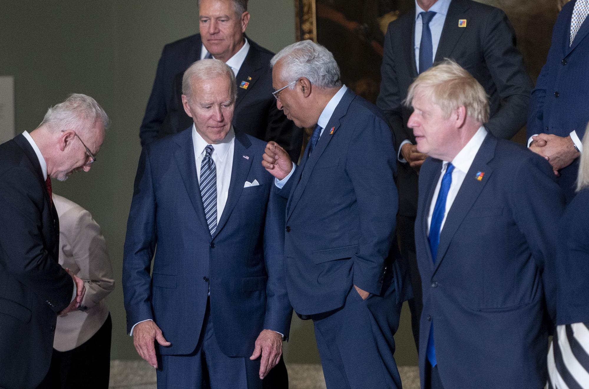 El presidente de Portugal, Antonio Costa (c.), junto a Joe Biden y Boris Johnson en el Museo del Prado durante la cumbre de la OTAN