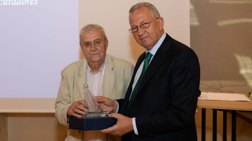 El hijo de Celso Emilio Ferreiro, Luis Ferreiro, (i.) recoge el premio.