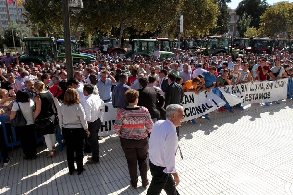 Protesta de agricultores en la Asamblea Regional