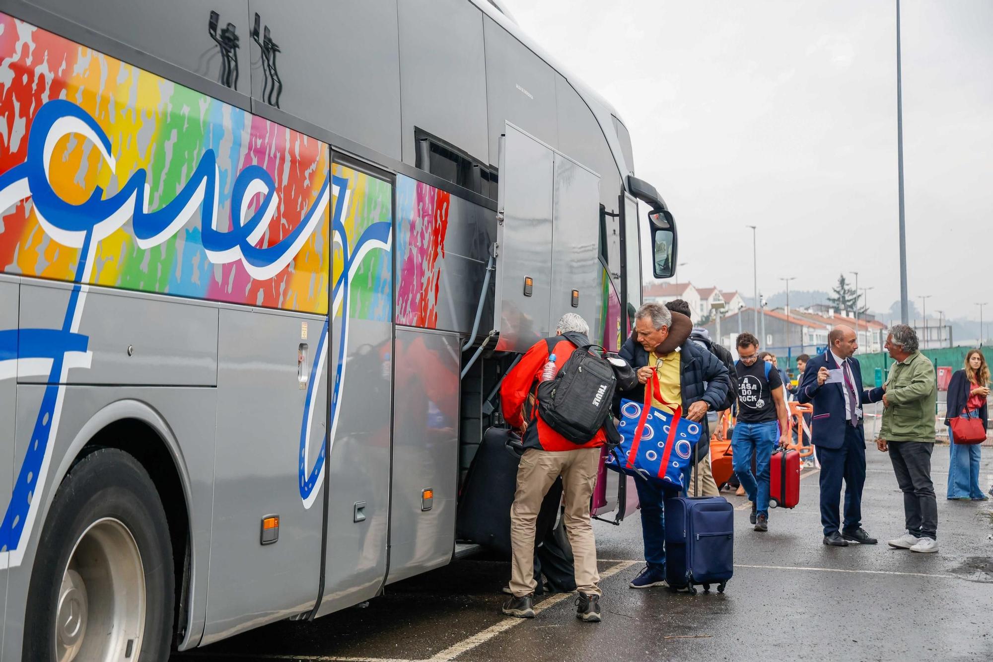 Renfe lo consigue: trasbordo ordenado del tren al bus y sin protestas en Santiago