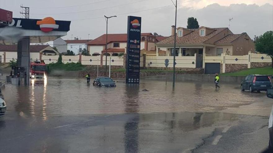 Una tromba de agua inunda calles y desborda arroyos en Córdoba