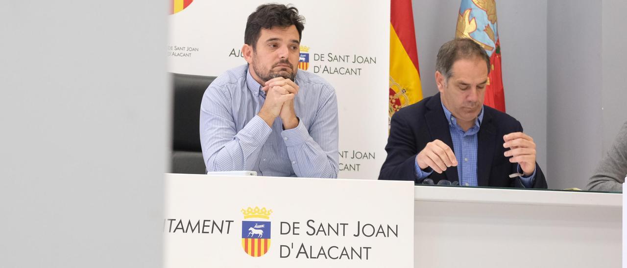 El alcalde, Jaime Albero (PSOE), en el centro, y Santiago Román (Cs), a su izq. durante un pleno.