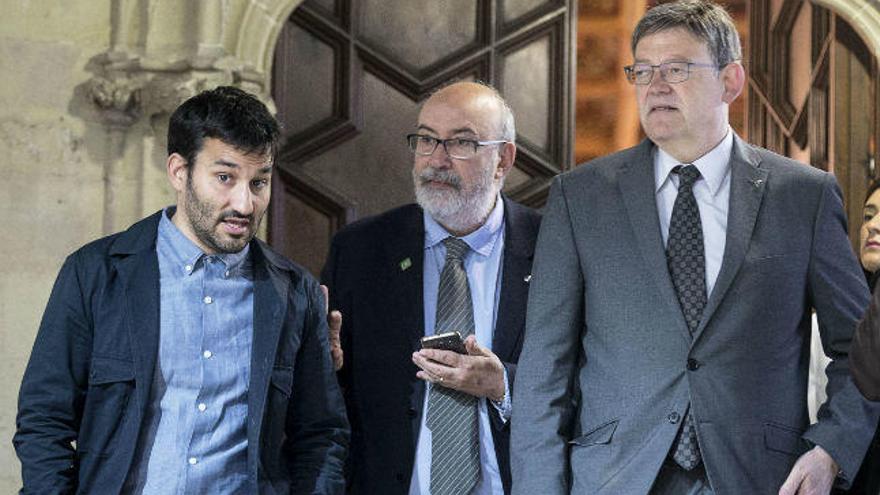 El conseller Marzà y Ximo Puig junto a Manuel Alcaraz (en el centro) en una imagen reciente