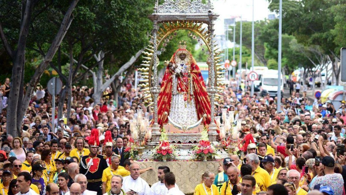 La Virgen de Candelaria a su paso por Los Gladiolos, en la visita realizada a Santa Cruz Cruz en 2018.